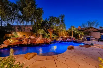 Image de Retraite de luxe 4 chambres avec piscine Oasis / tous les nouveaux meubles