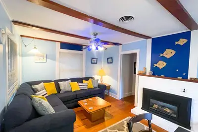 Image de Classique et confortable au centre-ville Rehoboth Cottage situé à 1 pâté de maisons de la plage!