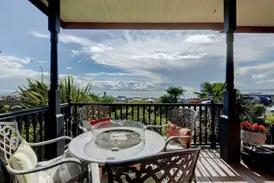 Image de 8 personnes et plus, James Bay, Victoria, C. -B. , Dallas Rd. Vues sur l'océan de chaque pièce!