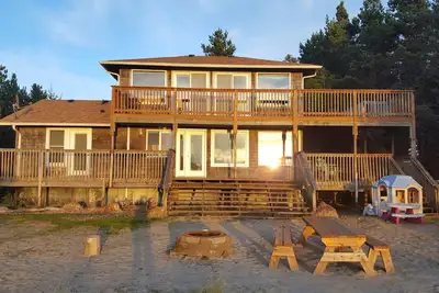 Image de Spacieux Accueil Oceanfront avec vue et accès à la plage privée!