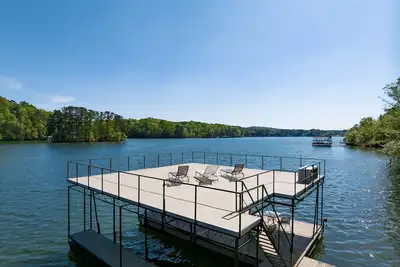 Image de Beau 5 Br / 4. 5 Ba Lake maison avec cuisine extérieure et anneau de feu en pierre