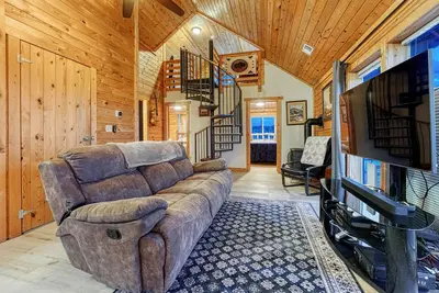 Image de Parker's Peak: cabine intelligente moderne avec vue sur la montagne et terrain de golf frisbee!