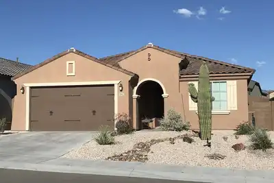 Image de Belle maison neuve dans une communauté fermée vous attend