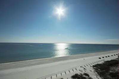 Image de 300 pi. À la plage et à la piscine panoramique! Tarif spécial sept-nov! !