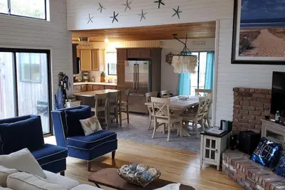 Image de Récemment rénové ~ Idéal pour les familles! Plafonds voûtés, 4br / 2bath, 12 personnes