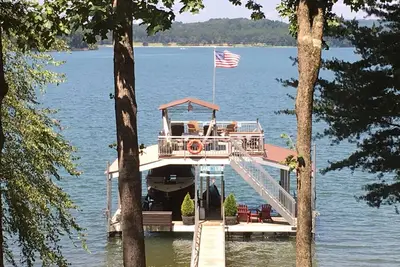 Image de Fantastique extrémité sud du lac Lanier avec une vue imprenable sur le lac depuis chaque chambre!
