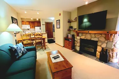 Image de Prime Ski In / Ski Out Condo au coeur du village de Sun Peaks