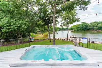 Image de Plage privée + bateau! Élégante spacieuse 6br / 6ba Lakefront House 20 minutes de Clt