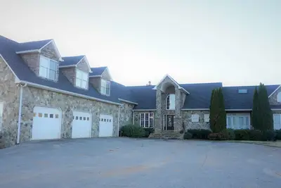 Image de Belle propriété privée avec vue imprenable sur la montagne + lac!