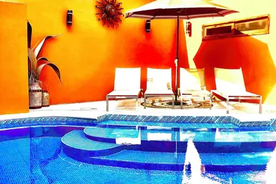 Image de Belle maison récente, piscine privée, club de plage et voiturette de golf.