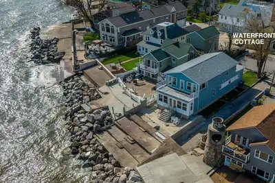 Image de Cape Cod Lakefront Cottage