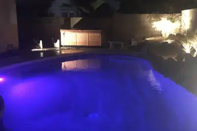 Image de Paradis avec piscine privée et bain à remous!