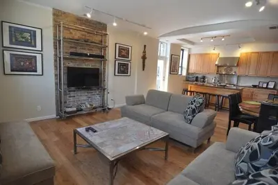 Image de Amazing Loft Home 4 Bdrm, 3 Bath, Parfait pour les familles, couples, escapades pour filles