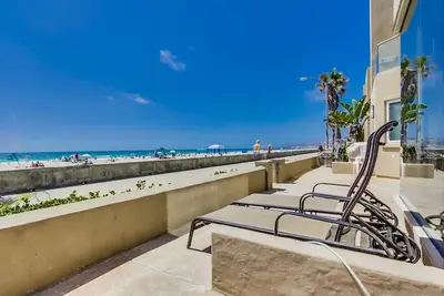 Image de 50 'de Ocean Front + Patio exclusif au niveau du sol + Ac