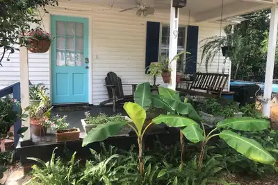 Image de Maison confortable avec une cour clôturée