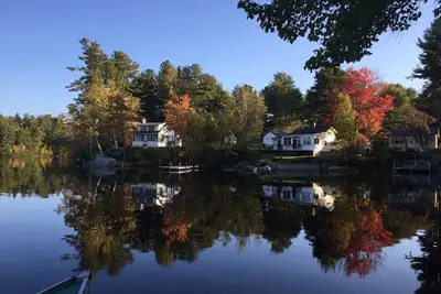 Image de Cabine classique du Maine sur calme Panther Pond Ă Raymond, Me