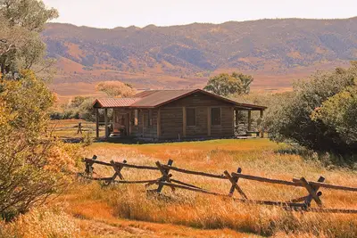 Image de Deerwood Station- détendre dans notre Belle Guest Cabin!