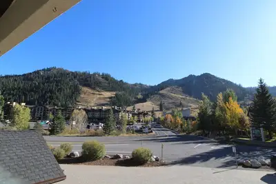 Image de 2 Br / 2 ba Condo Olympic Valley, à pied des remontées mécaniques, vue panoramique sur le domaine skiable!