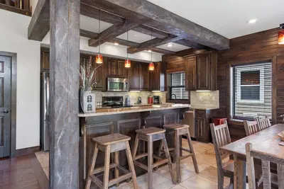 Image de Villa de luxe au bord du lac - 2 piscines de luxe ~ Mini-golf ~ Bains à remous ~ Slips ~ 100ft au lac