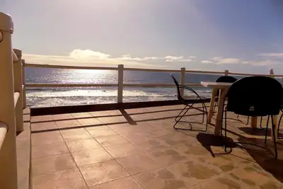 Image de Spacieuse maison Oceanfront avec accès privé à la plage dans une communauté fermée.
