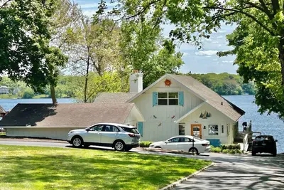 Image de 4e nuit gratuite du 3 au 14 juin, tous les services ~ Waterfront Spacious Lake House!