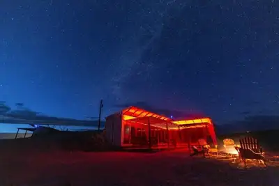 Image de Bouton fossile-Maison principale ultime et moderne dans la région sauvage de Big Bend