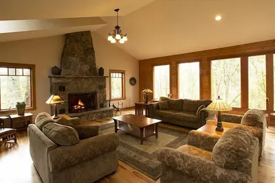 Image de Mountain Style Lodge 4 pâtés de maisons du centre-ville de McMinnville. Une oasis de paix!
