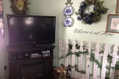 Image de Chambre privée, une salle de bain, appartement avec entrée privée et bain à remous