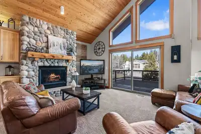 Image de Tarif AOÛT 2019! Fabuleux Lodge 6 chambres, avec 4 chambres King, table de billard et Sharc