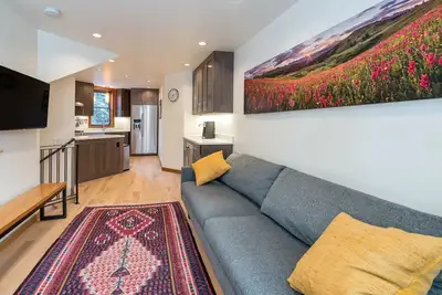 En ville! Modern Townhouse! Sunny Deck! Mountain Views! Près de tout!