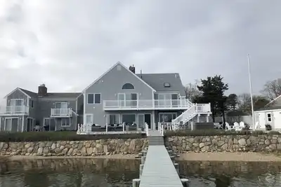 Image de Fabuleuse maison au bord de l'eau avec quai privé et jetée, plage et foyer