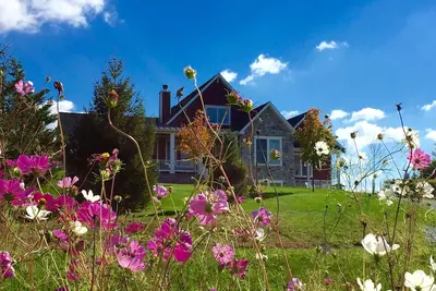 Image de Kiwi Berry Farmette, Gardens & Guest Suite avec vue à Wild Juniper Farm!