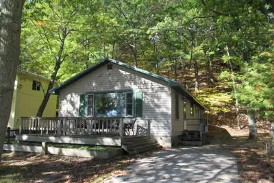 Image de Cottage de pin noueux en face du lac Portage et à quelques pas du lac Michigan et Ppi