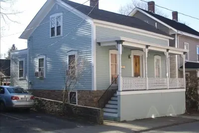 Image de Remodel Downtown Newport Home: étapes de tout en ville