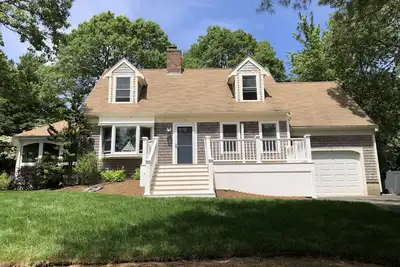 Image de Quintessential Cape Cod Home- Courte promenade des plages! Nouvelle salle de bain et porche