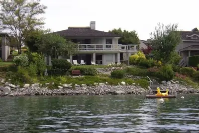 Image de Superbe Waterfront Home à Wapato Point: ** Tarifs spéciaux hors saison **
