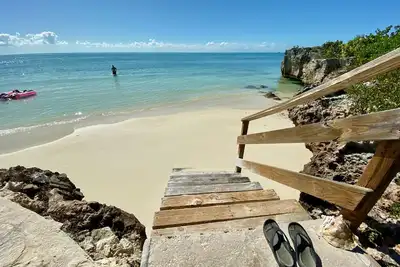 Image de Front de mer! Belle plage, grande piscine, vue imprenable sur l'océan + couchers de soleil!