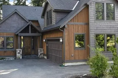 Image de Incroyable maison construite sur mesure sur le 18e trou du terrain de golf Prospector!