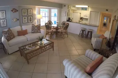 Image de Vues sur l'océan toutes les chambres! Dernier étage! Large - End Unit, Quiet! !