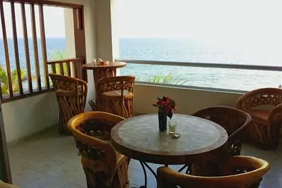 Image de Beachfront 2 Br / 2 Ba Condo Del Mar avec piscine à Colibri!