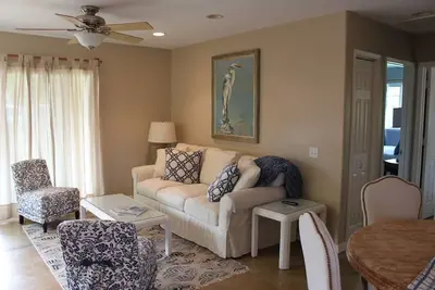 Image de Autorisé chalet Plantation style, a / c, pied de la plage et de la ville