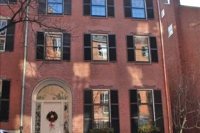 Image de Belle ensoleillée deux chambres à coucher dans l'historique Beacon Hill