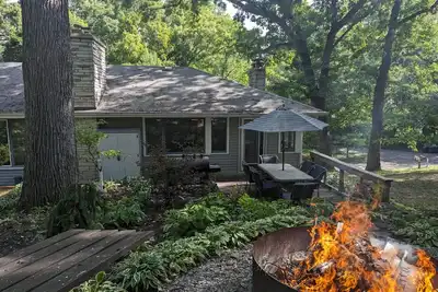 Image de Beau terrain boisé sur une allée privée