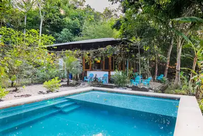 Image de Jungle Paradise magique de 4 chambres avec piscine de luxe à seulement 1, 6 km de la plage et de la ville!