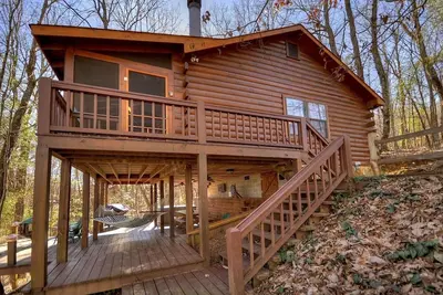 Image de Laughing Hippo est une cabane de montagne classique qui peut accueillir 4 avec un bain à remous et