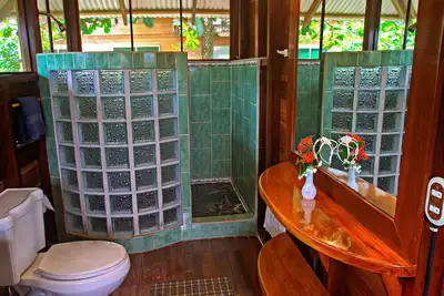 Image de Caribbean Beach Villa donnant sur l'océan et les jardins tropicaux luxuriants