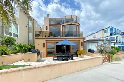 Image de Superbe luxe sur la baie! Superbe maison avec jacuzzi surplombant la baie!