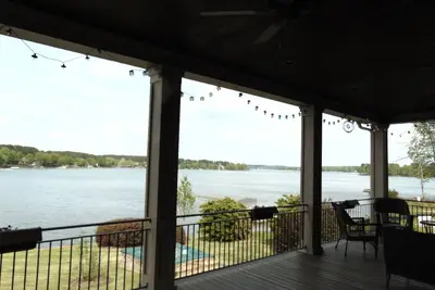 Image de Grande maison au bord du lac avec spa, foyer extérieur sur le lac principal, générateur de maison