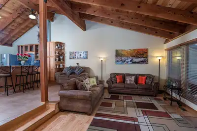 Image de Entièrement rénové Spacieux 3 Br / 2 Ba Townhouse (8 personnes) ~ Minutes de céleste