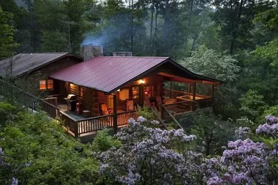 Image de Cabane en rondins de cèdre <10 minutes de la rue Main, 2 cheminées, Wifi rapide, bain à remous